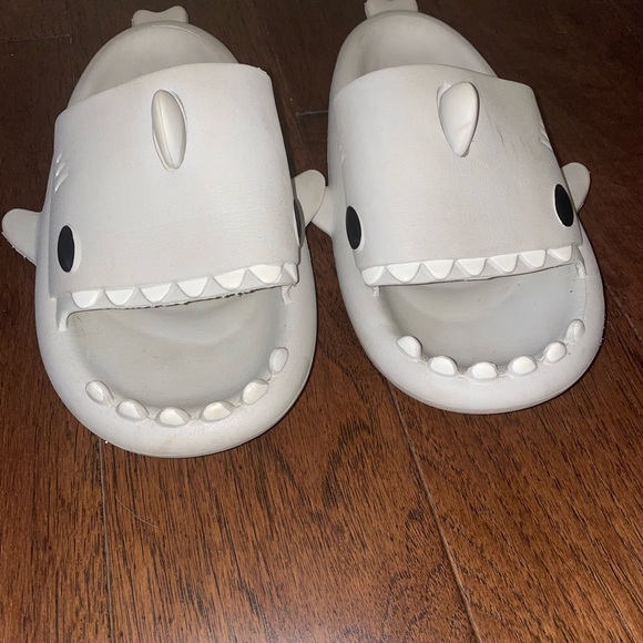 Shoes - Shark Slippers (white & grey)